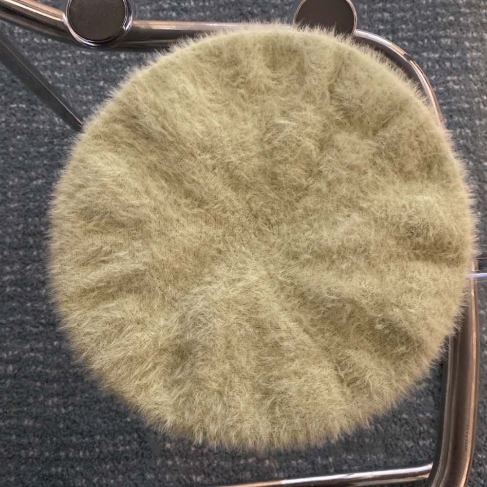 fuzzy light spring green beret - Picture 4 of 5